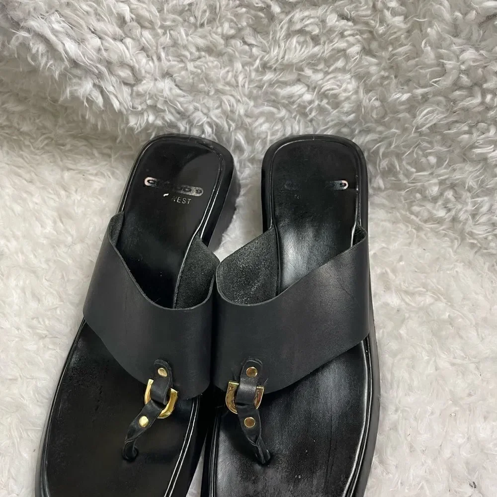 Nine West Cloud black leather thong sandals with gold tone accents size 8.5